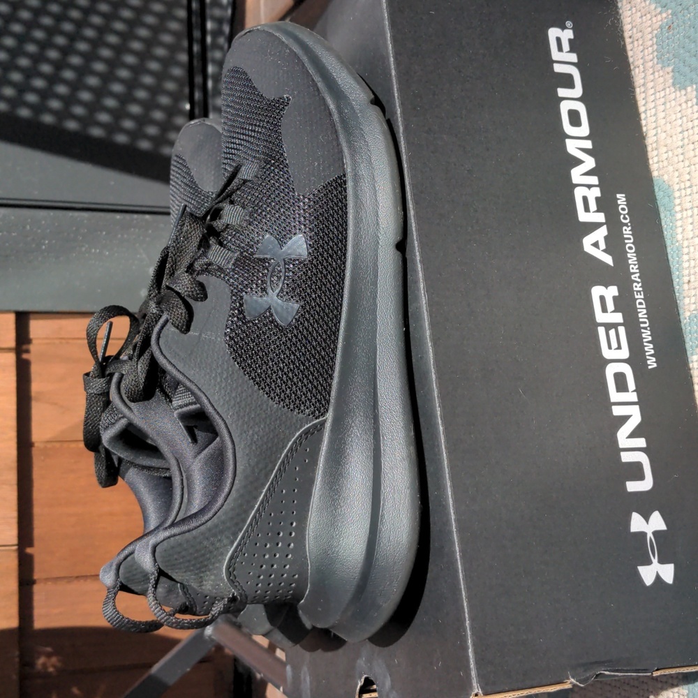 UNDER ARMOUR Essential Sneaker
